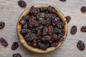Piękna suszona żurawina w drewnianej miseczce, słodkie przekąski 