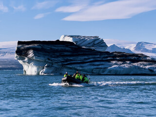 Naklejka premium Speedboat Adventure in Jökulsárlón Glacier Lagoon