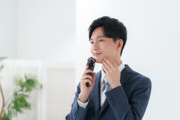 髭を剃るビジネスマン