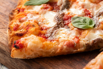 Pizza alla pala con acciughe, pizza romana, cibo italiano 