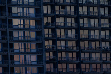 Obraz premium A modern apartment reflects the vivid sunset hues, creating a stunning visual experience in urban architecture