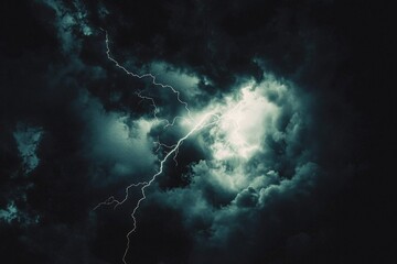 Fototapeta premium A striking lightning bolt dances across the dark, brooding cloudy skies, revealing the dramatic tension and beauty inherent in powerful weather phenomena.