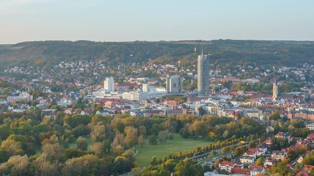 Panorama Tag zu Nacht Zeitraffer mit Sonnenuntergang &uuml;ber die Skyline der Stadt Jena in Th&uuml;ringen, Deutschland
