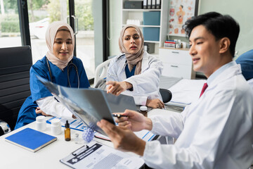 Obraz premium Diversity, medical team head leaders discuss results, brainstorming and planning. Doctor, nurse and computer on desk.