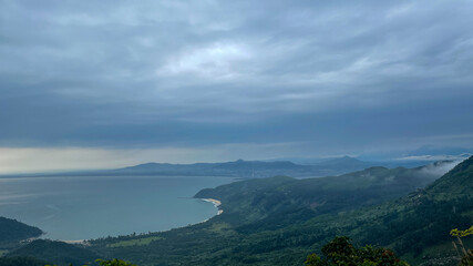 Obraz premium A tranquil coastal view under a cloudy sky showcases serene beauty, ideal for concepts of peace and environmental awareness