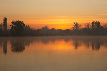 Obraz premium Jesienny wschód słońca nad stawem. Tapeta , dekoracja.
