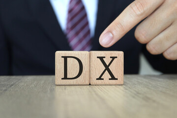 ビジネスマンとDXの文字