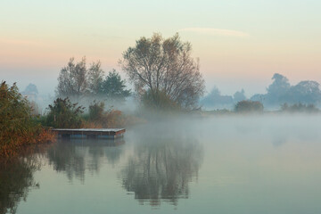 Mglisty poranek nad stawem, drewniany pomost.  © mycatherina