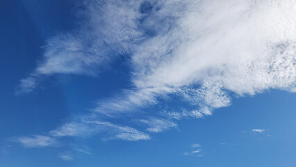 Obraz premium Blue sky with cirrus clouds in October