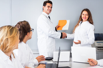 Obraz premium Congratulations to a young female doctor from the head of the department