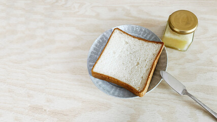 Simply sliced ​​bread and jam