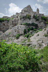 Matera è una città situata su un affioramento roccioso in Basilicata, nell'Italia Meridionale. Include l'area dei Sassi, un complesso di Case Grotta scavate nella montagna.