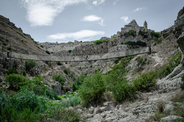 Matera è una città situata su un affioramento roccioso in Basilicata, nell'Italia Meridionale. Include l'area dei Sassi, un complesso di Case Grotta scavate nella montagna.