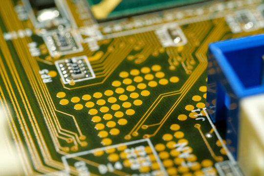Computer microcircuit with electronic components