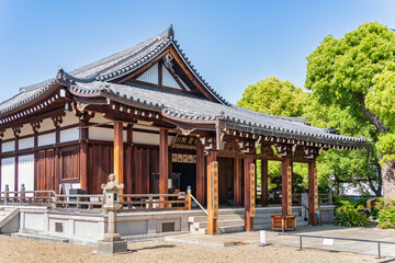 Obraz premium Osaka, Japan - 05.05.2024: Shitennoji Buddhist temple complex located in Osaka, Japan. Traditional Japanese architecture