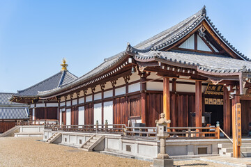 Obraz premium Osaka, Japan - 05.05.2024: Shitennoji Buddhist temple complex located in Osaka, Japan. Traditional Japanese architecture