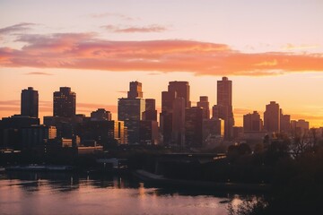 Obraz premium Stunning sunset over a city skyline with people walking on the street