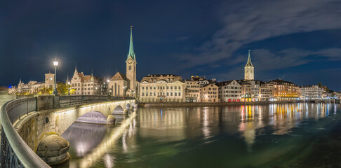 Naklejka premium Zurich Switzerland night panorama city skyline at Limmat River with Fraumunster Church