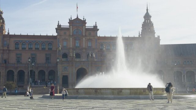 plaza de Espa&ntilde;a de la ciudad de Sevilla, con una fuente en medio