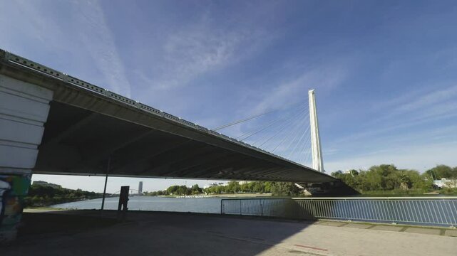 vista del puente del Alamilla sobre el rio Guadalquivir en la ciudad de Sevilla, Espa&ntilde;a