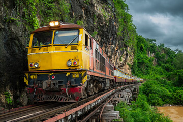 Obraz premium Trains running on death railways track crossing kwai river in kanchanaburi thailand this railways important destination of world war II history builted by soldier prisoners