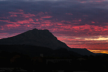 Fototapeta premium Sainte Victoire mountain in the light of an autumn morning