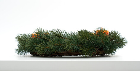 Künstlicher Adventskranz mit orangenen Kerzen