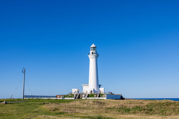 雲一つない青空の下にそびえる青森県下北半島の尻屋崎灯台