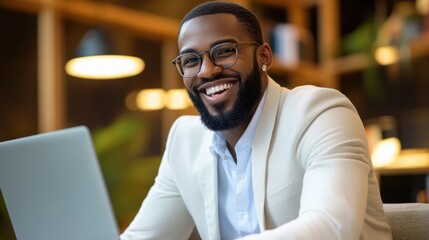Obraz premium Cheerful Businessman Working with Laptop in Office