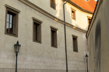 Fototapeta premium There is a stunning view showcasing a beautifully curved building wall adorned with windows and a charming street lamp