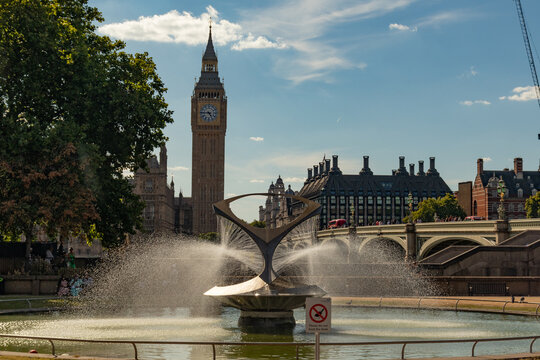 The Bgi Ben behind a fountain
