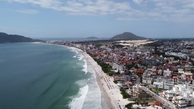 Praia dos Ingleses in Florian&oacute;polis on a beautiful sunny day