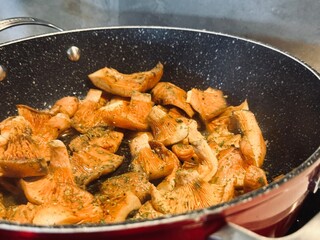 Cooking niscalos mushroom. Lactarius deliciosus.
