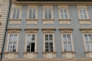 Obraz premium The charming blue facade with intricately designed windows showcases classic architecture delightfully