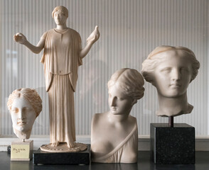 Kleine Statuen aus Antiken Vorbildern nachgemacht aus künstlichem Marmor, zur Dekoration