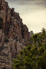 Detalle de paisaje de montañas rocosas en Parque Nacional Sierra de Órganos, México. 