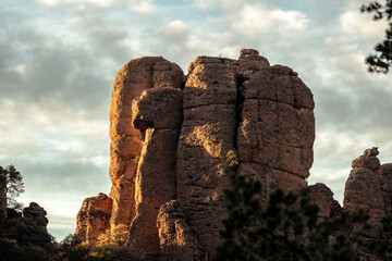 Formación geológica en forma de dragón, emergiendo en paisaje de montañas rocosas en Parque...