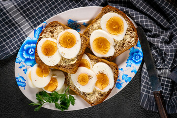 Whole wheat sandwich with boiled eggs.