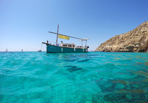 Llaut, barco tradicional de Formentera en aguas turquesas