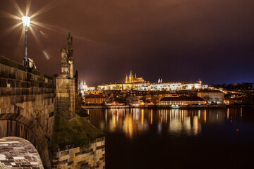 Obraz premium Vistas del castillo de Praga desde el puente de Carlos. 