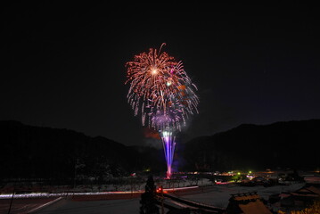 京都府の美山町にあるかやぶきの里の雪灯廊であがる花火