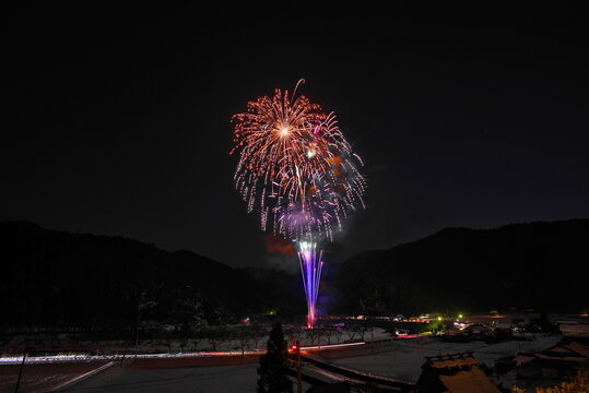 京都府の美山町にあるかやぶきの里の雪灯廊であがる花火