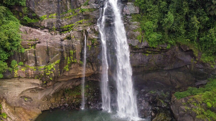Fototapeta premium Aberdeen Falls is a picturesque 98 m high waterfall on the Kehelgamu River near Ginigathena, in the Nuwara Eliya District of Sri Lanka.