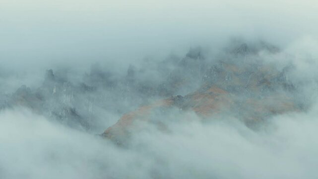 Panoramas de monta&ntilde;as cubiertos con nubes blancas que son como un abrazo a la monta&ntilde;a. 