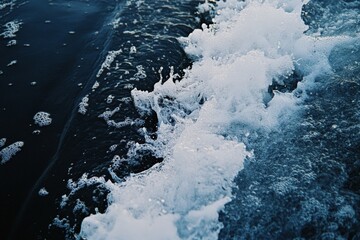 Obraz premium This image captures a close-up view of ocean waves, showcasing the intricate details of foamy textures created by the powerful movement of the water against the surface.