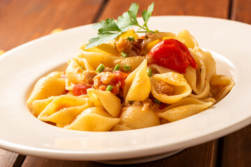 Pasta con tonno e pomodorini, cibo italiano 