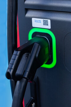 Electric vehicle charging station plug