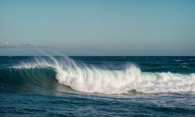 Fototapeta premium Waves in the sea and a hundred thousand sun