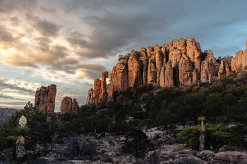 Paisaje de montañas y formaciones rocosas erosionadas, al atardecer en Parque Nacional Sierra de...