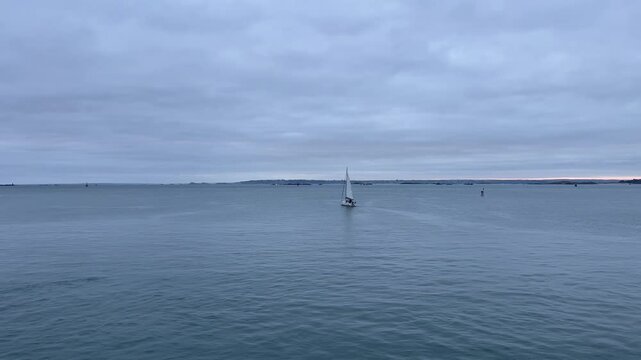 Vid&eacute;o de l'oc&eacute;an &agrave; Roscoff, en Bretagne. D&eacute;couvrez les eaux bleues de l'Atlantique, les plages rocheuses et les mar&eacute;es spectaculaires.